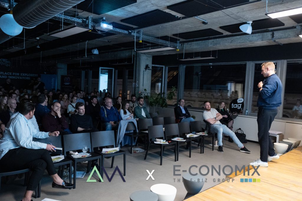 Paul Stuefer, PhiAcademy, auf der Bühne der E-Commerce Inspiration Night Nummer 7