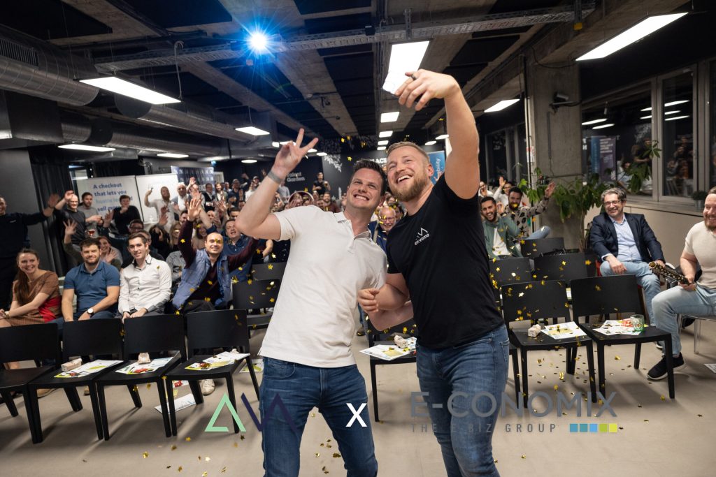 Das Bühnen-Abschlussfoto der E-Commerce Inspiration Night Nummer 7 von Thomas Leskowsky und Bernhard Aichinger