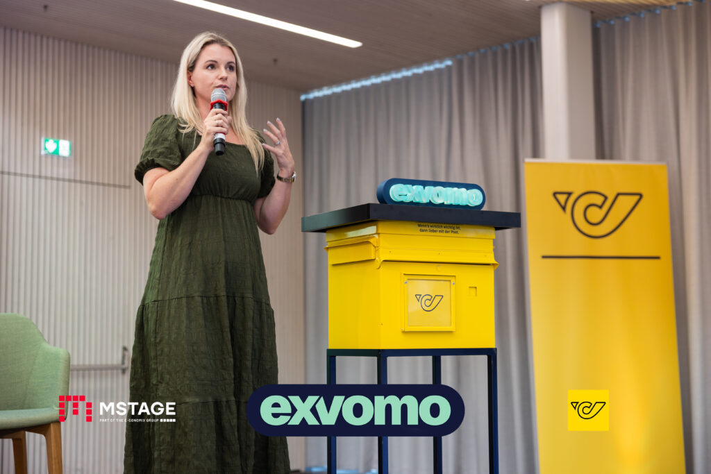 Sophie Ryba, Gründerin und CEO von cosmeterie auf der Bühne bei der E-Commerce Inspiration Night #20 in Wien