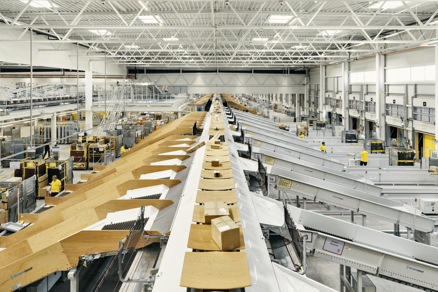 Paketbeförderung im Logistikzentrum